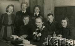 1947, Ryga, Łotewska SRR, ZSRR.
Piotr Łaptowski (siedzi 2. z prawej) z koleżankami w klasie maturalnej.
Fot. NN, zbiory Archiwum Historii Mówionej Ośrodka KARTA i Domu Spotkań z Historią, udostępnił Piotr Łastowski w ramach projektu 