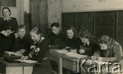 1947, Ryga, Łotewska SRR, ZSRR.
Piotr Łaptowski (4. z prawej) z koleżankami w klasie maturalnej.
Fot. NN, zbiory Archiwum Historii Mówionej Ośrodka KARTA i Domu Spotkań z Historią, udostępnił Piotr Łastowski w ramach projektu 