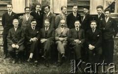 1932-1933, Opsa, woj. wileńskie, Polska.
Zdjęcie grupowe. W 1. rzędzie od prawej siedzi deputowany do gminy Józef Kozłowski, następnie czterech nauczycieli i gospodarz. W drugim rzędzie pierwszy od lewej stoi prawdopodobnie Robert Kłygul, trzeci - Jan Tomaszewski, czwarty - Kazimierz Kłygul
Fot. NN, zbiory Archiwum Historii Mówionej Ośrodka KARTA i Domu Spotkań z Historią, udostępnił Jan Kłygul w ramach projektu 