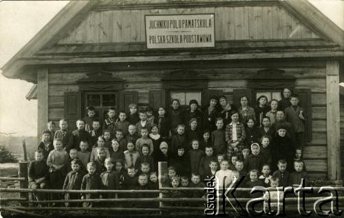 1929, Juchniki, pow. dyneburski, Republika Łotewska.
Zdjęcie grupowe pod polską szkołą w Juchnikach. 1. z prawej w 1. rzędzie - Robert Kłygul (ubrany na biało), brat Jana Kłygula.
Fot. NN, zbiory Archiwum Historii Mówionej Ośrodka KARTA i Domu Spotkań z Historią, udostępnił Jan Kłygul w ramach projektu 