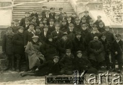 1931, Opsa, woj. wileńskie, Polska.
Zdjęcie grupowe słuchaczy V kursu Szkoły Rolniczej w Opsie.
Fot. NN, zbiory Archiwum Historii Mówionej Ośrodka KARTA i Domu Spotkań z Historią, udostępnił Jan Kłygul w ramach projektu 