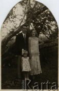 Ok. 1930, Rzeżyca, Republika Łotewska.
Fotografia rodzinna, Helena Snarska z domu Styczyńska z mężem Stanisławem i córką Reginą Bartuszewicz.
Fot. NN, zbiory Archiwum Historii Mówionej Ośrodka KARTA i Domu Spotkań z Historią, udostępniła Regina Bartuszewicz w ramach projektu 