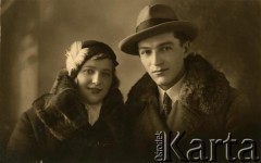 Lata 30. Rzeżyca, Republika Łotewska.
Portret Heleny i Stanisława Snarskich, rodziców Reginy Bartuszewicz.
Fot. NN, zbiory Archiwum Historii Mówionej Ośrodka KARTA i Domu Spotkań z Historią, udostępniła Regina Bartuszewicz w ramach projektu 