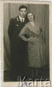 1957, brak miejsca.
Regina Bartuszewicz z mężem Władysławem Perenaszwili.
Fot. NN, zbiory Archiwum Historii Mówionej Ośrodka KARTA i Domu Spotkań z Historią, udostępniła Regina Bartuszewicz w ramach projektu 