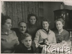 Lata 70., Ryga, Łotewska SRR, ZSRR.
Spotkanie w ramach kursów języka polskiego; 2. od lewej siedzi Bolesław Gołubiec. Fotografia z prywatnego archiwum Ireny Hermane.
Fot. NN, zbiory Archiwum Historii Mówionej Ośrodka KARTA i Domu Spotkań z Historią, udostępniła Irena Hermane w ramach projektu 