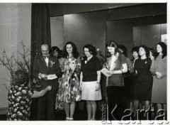Lata 70.-80., Ryga, Łotewska SRR, ZSRR.
Chór polski odbiera nagrodę.  Fotografia z prywatnego archiwum Ireny Hermane.
Fot. NN, zbiory Archiwum Historii Mówionej Ośrodka KARTA i Domu Spotkań z Historią, udostępniła Irena Hermane w ramach projektu 