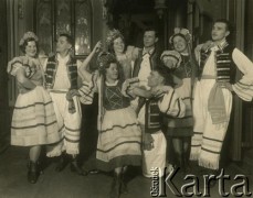 Przed 1939, Republika Łotewska.
Zespół ludowy. Fotografia z rodzinnego archiwum Bogumiły Dmuchowskiej (z d. Wróblewskiej).
Fot. NN, zbiory Archiwum Historii Mówionej Ośrodka KARTA i Domu Spotkań z Historią, udostępniła Bogumiła Dmuchowska w ramach projektu 