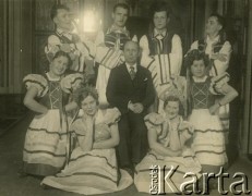 Przed 1939, Republika Łotewska.
Zespół ludowy. Fotografia z archiwum rodzinnego Bogumiły Dmuchowskiej (z d. Wróblewskiej).
Fot. NN, zbiory Archiwum Historii Mówionej Ośrodka KARTA i Domu Spotkań z Historią, udostępniła Bogumiła Dmuchowska w ramach projektu 