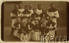 Przed 1939, Republika Łotewska.
Ministranci. Fotografia z rodzinnego archiwum Bogumiły Dmuchowskiej (z d. Wróblewskiej).
Fot. NN, zbiory Archiwum Historii Mówionej Ośrodka KARTA i Domu Spotkań z Historią, udostępniła Bogumiła Dmuchowska w ramach projektu 