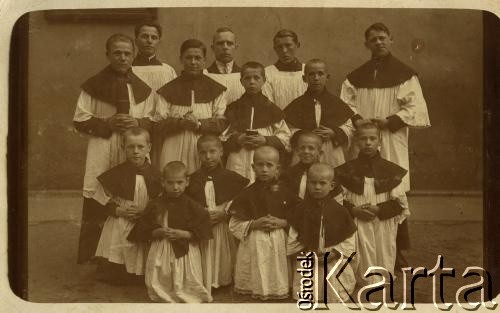 Przed 1939, Republika Łotewska.
Ministranci. Fotografia z rodzinnego archiwum Bogumiły Dmuchowskiej (z d. Wróblewskiej).
Fot. NN, zbiory Archiwum Historii Mówionej Ośrodka KARTA i Domu Spotkań z Historią, udostępniła Bogumiła Dmuchowska w ramach projektu 