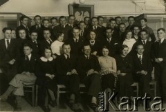 Przed 1939, Republika Łotewska.
Zdjęcie grupowe młodzieży szkolnej. Fotografia z rodzinnego archiwum Bogumiły Dmuchowskiej (z d. Wróblewskiej).
Fot. NN, zbiory Archiwum Historii Mówionej Ośrodka KARTA i Domu Spotkań z Historią, udostępniła Bogumiła Dmuchowska w ramach projektu 