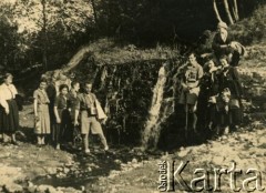 Lata 30., Republika Łotewska.
Obóz harcerski. Fotografia z rodzinnego archiwum Bogumiły Dmuchowskiej (z d. Wróblewskiej).
Fot. NN, zbiory Archiwum Historii Mówionej Ośrodka KARTA i Domu Spotkań z Historią, udostępniła Bogumiła Dmuchowska w ramach projektu 