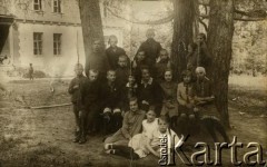 Przed 1939, Republika Łotewska.
Dzieci przed domem. Fotografia z rodzinnego archiwum Bogumiły Dmuchowskiej (z d. Wróblewskiej).
Fot. NN, zbiory Archiwum Historii Mówionej Ośrodka KARTA i Domu Spotkań z Historią, udostępniła Bogumiła Dmuchowska w ramach projektu 