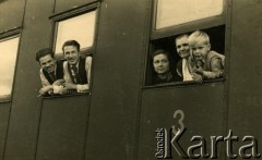 Przed 1939, Republika Łotewska.
W pociągu. Fotografia z rodzinnego archiwum Bogumiły Dmuchowskiej (z d. Wróblewskiej).
Fot. NN, zbiory Archiwum Historii Mówionej Ośrodka KARTA i Domu Spotkań z Historią, udostępniła Bogumiła Dmuchowska w ramach projektu 