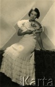 Lata 30., Republika Łotewska.
Portret kobiety z wachlarzem. Fotografia z rodzinnego archiwum Bogumiły Dmuchowskiej (z d. Wróblewskiej).
Fot. NN, zbiory Archiwum Historii Mówionej Ośrodka KARTA i Domu Spotkań z Historią, udostępniła Bogumiła Dmuchowska w ramach projektu 