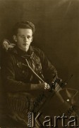 21.01.1928, Ryga, Republika Łotewska.
Harcerz. U dołu po prawej stronie podpis i data. Fotografia z rodzinnego archiwum Bogumiły Dmuchowskiej (z d. Wróblewskiej).
Fot. NN, zbiory Archiwum Historii Mówionej Ośrodka KARTA i Domu Spotkań z Historią, udostępniła Bogumiła Dmuchowska w ramach projektu 