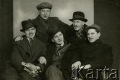 Przed 1939, Republika Łotewska.
Portret 5 mężczyzn. Fotografia z rodzinnego archiwum Bogumiły Dmuchowskiej (z d. Wróblewskiej).
Fot. NN, zbiory Archiwum Historii Mówionej Ośrodka KARTA i Domu Spotkań z Historią, udostępniła Bogumiła Dmuchowska w ramach projektu 