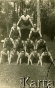 Przed 1939, Republika Łotewska.
Ćwiczenia gimnastyczne. Fotografia z rodzinnego archiwum Bogumiły Dmuchowskiej (z d. Wróblewskiej).
Fot. NN, zbiory Archiwum Historii Mówionej Ośrodka KARTA i Domu Spotkań z Historią, udostępniła Bogumiła Dmuchowska w ramach projektu 