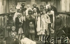 Przed 1939, Republika Łotewska.
Zespół teatralny. Fotografia z rodzinnego archiwum Bogumiły Dmuchowskiej (z d. Wróblewskiej).
Fot. NN, zbiory Archiwum Historii Mówionej Ośrodka KARTA i Domu Spotkań z Historią, udostępniła Bogumiła Dmuchowska w ramach projektu 