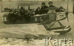 Przed 1939, Republika Łotewska.
Zdjęcie pamiątkowe. Fotografia z rodzinnego archiwum Bogumiły Dmuchowskiej (z d. Wróblewskiej).
Fot. NN, zbiory Archiwum Historii Mówionej Ośrodka KARTA i Domu Spotkań z Historią, udostępniła Bogumiła Dmuchowska w ramach projektu 