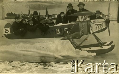 Przed 1939, Republika Łotewska.
Zdjęcie pamiątkowe. Fotografia z rodzinnego archiwum Bogumiły Dmuchowskiej (z d. Wróblewskiej).
Fot. NN, zbiory Archiwum Historii Mówionej Ośrodka KARTA i Domu Spotkań z Historią, udostępniła Bogumiła Dmuchowska w ramach projektu 