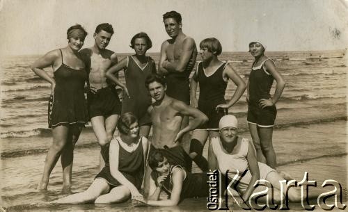 Lata 20., Republika Łotewska.
Zdjęcie grupowe na plaży. Fotografia z rodzinnego archiwum Bogumiły Dmuchowskiej (z d. Wróblewskiej).
Fot. NN, zbiory Archiwum Historii Mówionej Ośrodka KARTA i Domu Spotkań z Historią, udostępniła Bogumiła Dmuchowska w ramach projektu 