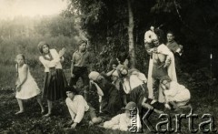 Przed 1939, Republika Łotewska.
Żywy obraz. Fotografia z rodzinnego archiwum Bogumiły Dmuchowskiej (z d. Wróblewskiej).
Fot. NN, zbiory Archiwum Historii Mówionej Ośrodka KARTA i Domu Spotkań z Historią, udostępniła Bogumiła Dmuchowska w ramach projektu 