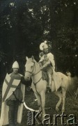 Przed 1939, Republika Łotewska.
Portret dwóch mężczyzn z grupy teatralnej. Fotografia z rodzinnego archiwum Bogumiły Dmuchowskiej (z d. Wróblewskiej).
Fot. NN, zbiory Archiwum Historii Mówionej Ośrodka KARTA i Domu Spotkań z Historią, udostępniła Bogumiła Dmuchowska w ramach projektu 