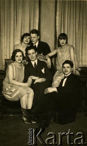Lata 30., Republika Łotewska.
Zdjęcie grupowe. Fotografia z rodzinnego archiwum Bogumiły Dmuchowskiej (z d. Wróblewskiej).
Fot. NN, zbiory Archiwum Historii Mówionej Ośrodka KARTA i Domu Spotkań z Historią, udostępniła Bogumiła Dmuchowska w ramach projektu 