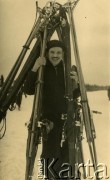 Przed 1939, Republika Łotewska.
Mężczyzna z nartami. Fotografia z rodzinnego archiwum Bogumiły Dmuchowskiej (z d. Wróblewskiej).
Fot. NN, zbiory Archiwum Historii Mówionej Ośrodka KARTA i Domu Spotkań z Historią, udostępniła Bogumiła Dmuchowska w ramach projektu 