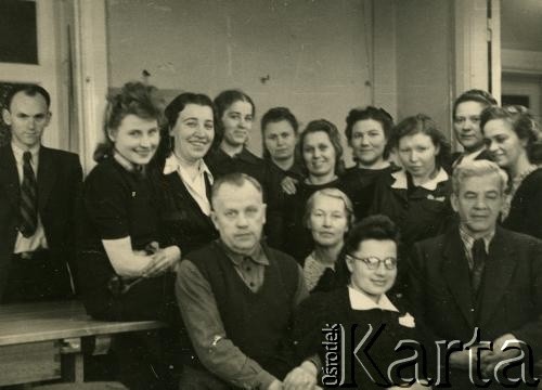 Lata 40.-50., Ryga, Łotewska Socjalistyczna Republika Radziecka, Związek Socjalistycznych Republik Radzieckich.
Zdjęcie grupowe. Bogumiła Dmuchowska (z d. Wróblewska) na pierwszym planie (w okularach).
Fot. NN, zbiory Archiwum Historii Mówionej Ośrodka KARTA i Domu Spotkań z Historią, udostępniła Bogumiła Dmuchowska w ramach projektu 