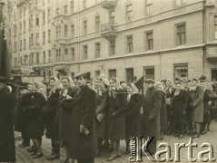 Lata 40.- 50., Ryga, Łotewska Socjalistyczna Republika Radziecka, Związek Socjalistycznych Republik Radzieckich.
Uczestnicy pochodu. Fotografia z rodzinnego archiwum Bogumiły Dmuchowskiej (z d. Wróblewskiej).
Fot. NN, zbiory Archiwum Historii Mówionej Ośrodka KARTA i Domu Spotkań z Historią, udostępniła Bogumiła Dmuchowska w ramach projektu 