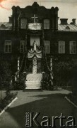 Brak daty, brak miejsca.
Ołtarz. Fotografia z rodzinnego archiwum Bogumiły Dmuchowskiej (z d. Wróblewskiej).
Fot. NN, zbiory Archiwum Historii Mówionej Ośrodka KARTA i Domu Spotkań z Historią, udostępniła Bogumiła Dmuchowska w ramach projektu 