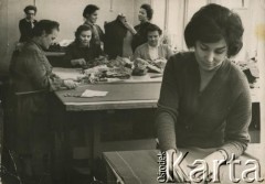 Lata 40.-50., Ryga, Łotewska Socjalistyczna Republika Radziecka, Związek Socjalistycznych Republik Radzieckich.
Salon krawiecki. W głębi pod ścianą Bogumiła Dmuchowska (z d. Wróblewska).
Fot. NN, zbiory Archiwum Historii Mówionej Ośrodka KARTA i Domu Spotkań z Historią, udostępniła Bogumiła Dmuchowska w ramach projektu 