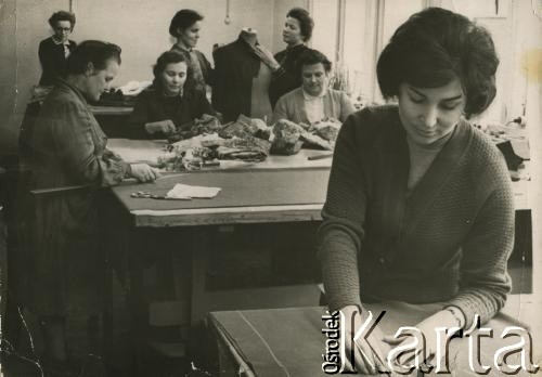 Lata 40.-50., Ryga, Łotewska Socjalistyczna Republika Radziecka, Związek Socjalistycznych Republik Radzieckich.
Salon krawiecki. W głębi pod ścianą Bogumiła Dmuchowska (z d. Wróblewska).
Fot. NN, zbiory Archiwum Historii Mówionej Ośrodka KARTA i Domu Spotkań z Historią, udostępniła Bogumiła Dmuchowska w ramach projektu 