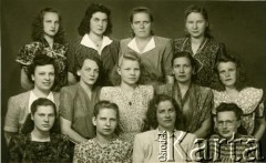 Lata 40.-50., Łotewska Socjalistyczna Republika Radziecka, Związek Socjalistycznych Republik Radzieckich.
Zdjęcie grupowe. Pierwsza od prawej w pierwszym rzędzie Bogumiła Dmuchowska (z d. Wróblewska).
Fot. NN, zbiory Archiwum Historii Mówionej Ośrodka KARTA i Domu Spotkań z Historią, udostępniła Bogumiła Dmuchowska w ramach projektu 