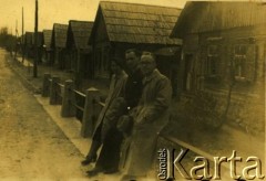 Lata 30., Krasław, Republika Łotewska.
Grupa osób na ulicy.
Fot. NN, zbiory Archiwum Historii Mówionej Ośrodka KARTA i Domu Spotkań z Historią, udostępniła Wanda Sosnowska w ramach projektu 