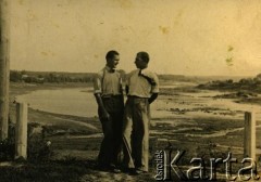 Lata 30., Republika Łotewska.
Portret dwóch mężczyzn nad Dźwiną.
Fot. NN, zbiory Archiwum Historii Mówionej Ośrodka KARTA i Domu Spotkań z Historią, udostępniła Wanda Sosnowska w ramach projektu 