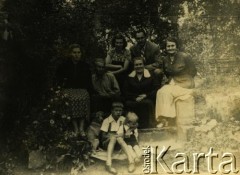 1950, Krasław, Łotewska SRR, ZSRR.
Wanda Sosnowska (u góry z mężem) z rodziną na ganku przed domem.
Fot. NN, zbiory Archiwum Historii Mówionej Ośrodka KARTA i Domu Spotkań z Historią, udostępniła Wanda Sosnowska w ramach projektu 