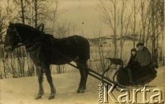 Lata 30., Krasław, Republika Łotewska.
Wanda Sosnowska z wujem Józefem Bartulem na saniach.
Fot. NN, zbiory Archiwum Historii Mówionej Ośrodka KARTA i Domu Spotkań z Historią, udostępniła Wanda Sosnowska w ramach projektu 