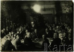 Lata 20., Krasław, Republika Łotewska.
Zebranie zarządu miasta. W 1. rzędzie 2. z lewej siedzi Lucjan Grzybowski, ojciec Wandy Sosnowskiej, pierwszy burmistrz Krasławia w niepodległej Łotwie (1922-1926).
Fot. NN, zbiory Archiwum Historii Mówionej Ośrodka KARTA i Domu Spotkań z Historią, udostępniła Wanda Sosnowska w ramach projektu 