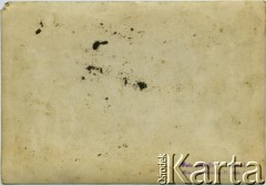 Lata 20., Krasław, Republika Łotewska.
Rewers fotografii o sygnaturze AHM_PnW_0803_0002_0013a: Zebranie zarządu miasta. W 1. rzędzie 2. z lewej siedzi Lucjan Grzybowski, ojciec Wandy Sosnowskiej, pierwszy burmistrz Krasławia w niepodległej Łotwie (1922-1926).
Fot. NN, zbiory Archiwum Historii Mówionej Ośrodka KARTA i Domu Spotkań z Historią, udostępniła Wanda Sosnowska w ramach projektu 