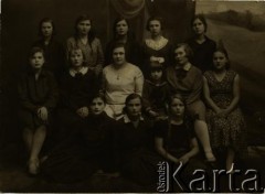 1928, Krasław, Republika Łotewska.
Grupa kobiet. W 2. rzędzie 3. z prawej Wanda Sosnowska.
Fot. NN, zbiory Archiwum Historii Mówionej Ośrodka KARTA i Domu Spotkań z Historią, udostępniła Wanda Sosnowska w ramach projektu 