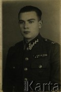 1944-1947, brak miejsca.
Portret Konstantego Bałtrukiewicza w mundurze 1 Polskiej Dywizji Piechoty im. Tadeusza Kościuszki.
Fot. NN, zbiory Archiwum Historii Mówionej Ośrodka KARTA i Domu Spotkań z Historią, udostępnił Konstanty Bałtrukiewicz w ramach projektu 
