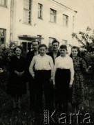 Lata 50./60., Krasław, Łotewska SRR, ZSRR.
Zakończenie roku szkolnego. Regina Syryca (1. z lewej), Stefan Syryca (2. z lewej) z synem (3. z lewej).
Fot. NN, zbiory Archiwum Historii Mówionej Ośrodka KARTA i Domu Spotkań z Historią, udostępniła Regina Syryca w ramach projektu 