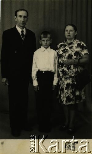 1967, Krasław, Łotewska SRR, ZSRR.
Pierwsza Komunia Święta syna Reginy Syrycy. Obok Regina Syryca i jej mąż Stefan.
Fot. NN, zbiory Archiwum Historii Mówionej Ośrodka KARTA i Domu Spotkań z Historią, udostępniła Regina Syryca w ramach projektu 