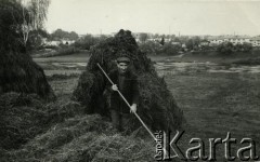 Lata 50./60., Krasław, Łotewska SRR, ZSRR.
Stefan Syryca, mąż Reginy Syrycy, podczas sianokosów.
Fot. NN, zbiory Archiwum Historii Mówionej Ośrodka KARTA i Domu Spotkań z Historią, udostępniła Regina Syryca w ramach projektu 