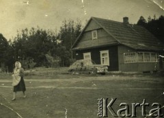 Lata 50., Krasław, Łotewska SRR, ZSRR.
Rodzinny dom Reginy Syrycy (widoczna na zdjęciu) przeniesiony ze Słobódki.
Fot. NN, zbiory Archiwum Historii Mówionej Ośrodka KARTA i Domu Spotkań z Historią, udostępniła Regina Syryca w ramach projektu 