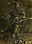 Przed 1939, brak miejsca.
Portret mężczyzny w mundurze. Prawdopodobnie dziadek Reginy Syrycy.
Fot. NN, zbiory Archiwum Historii Mówionej Ośrodka KARTA i Domu Spotkań z Historią, udostępniła Regina Syryca w ramach projektu 