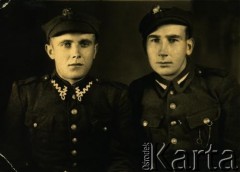 1945, brak miejsca.
Stefan Syryca, mąż Reginy Syrycy, z kolegą w wojsku.
Fot. NN, zbiory Archiwum Historii Mówionej Ośrodka KARTA i Domu Spotkań z Historią, udostępniła Regina Syryca w ramach projektu 
